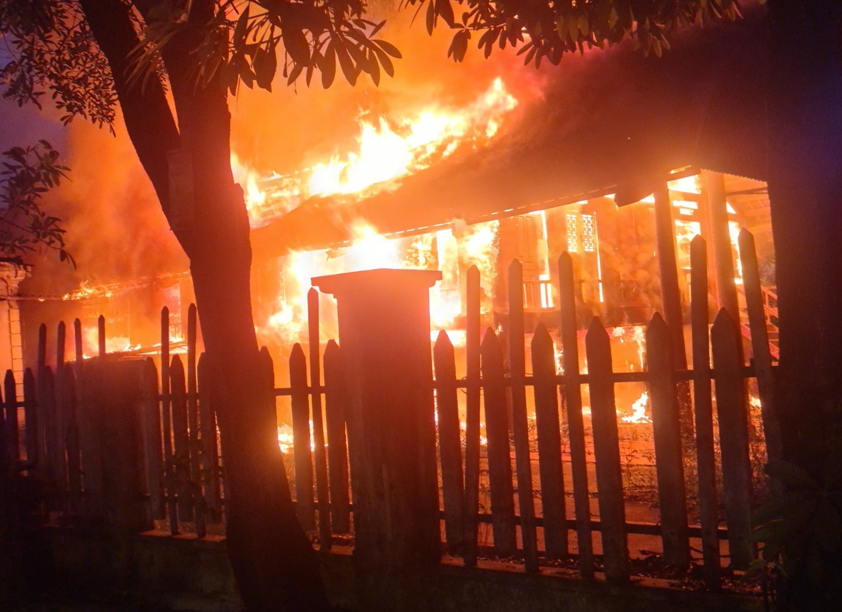 Thông tin về vụ cháy nhà sàn ở chân Cầu Giá